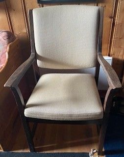 Høyrygget stol