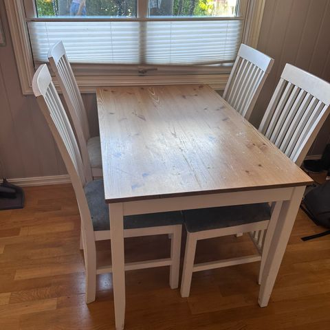 Fire stoler og kjøkkenbord  i tre fra IKEA