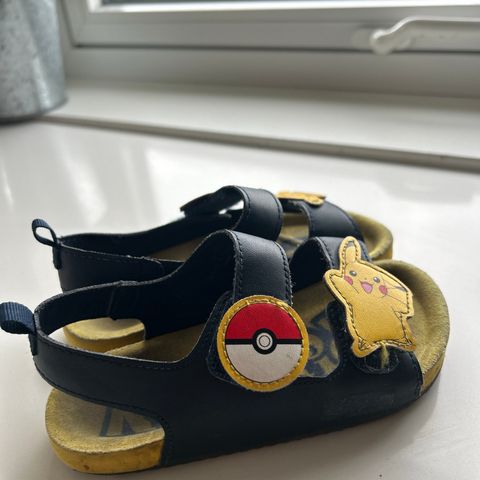 Pokemon sandaler med pikachu