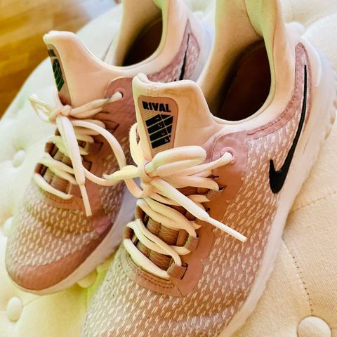 Lys rosa Nike joggesko