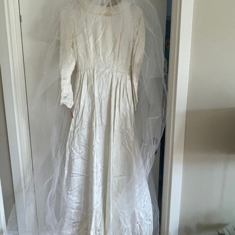 Vintage brudekjole med avtagbar pelskrage