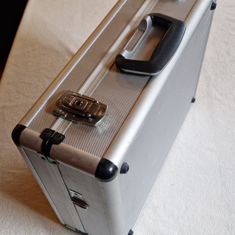 Metall koffert med lås, 46 x 34 x 16 cm