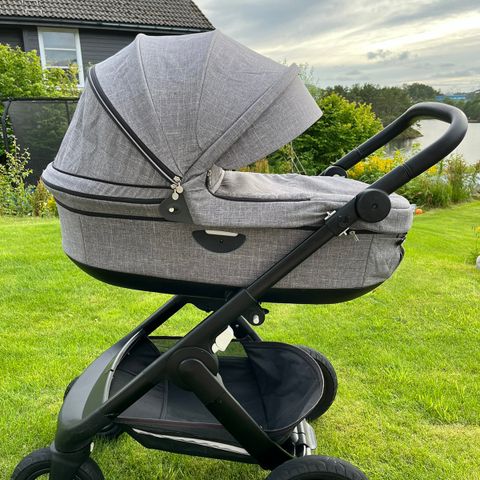 Stokke barnevogn med babydel og sportsdel selges m/utstyr