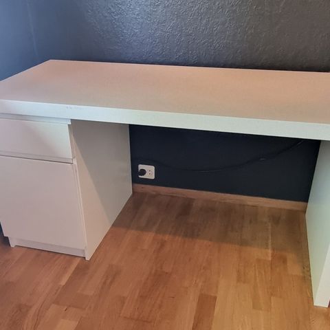 Malm skrivebord