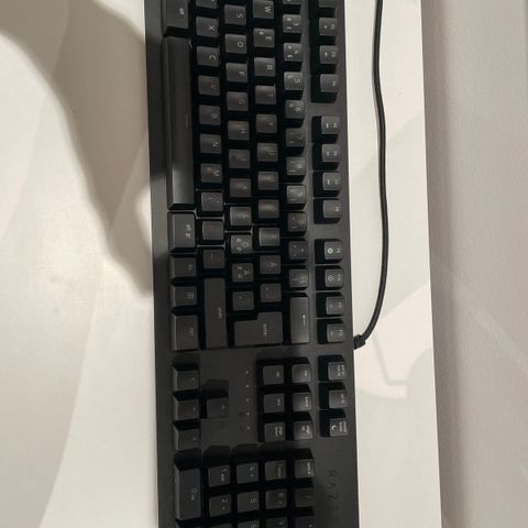 Razer Huntsman gaming-tastatur, purple keys.