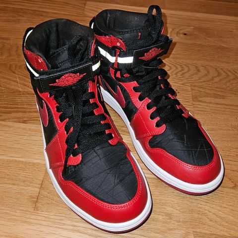 Pent Brukt Air Jordan Basketball sko selges