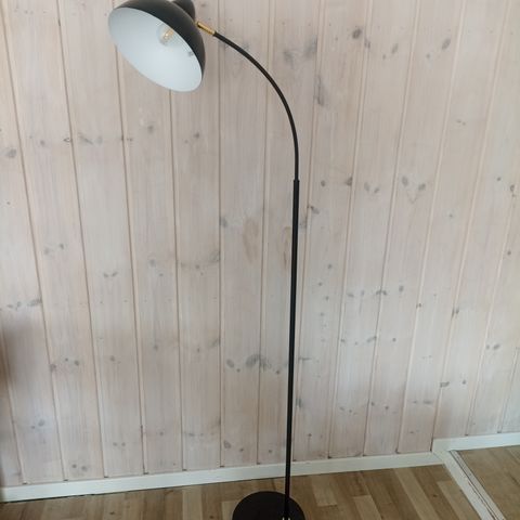 Gulvlampe selges.  Prisen er 300 kroner.