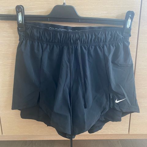Nike running shorts Dri FIT . Som ny! Brukt 1 gang . Til dame str. S