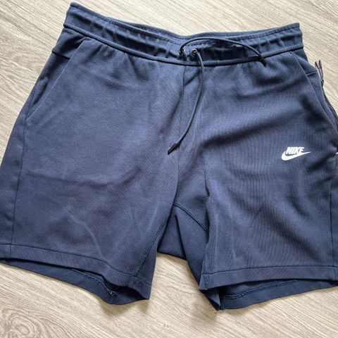 NIKE shorts i collegestoff, str L