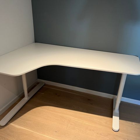 IKEA BEKANT skrivebord + kontorstol (reservert)