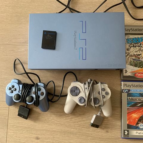 RESERVERT PlayStation 2 Aqua blue m/ kontrollere og spill