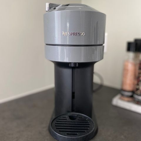 Nespresso Vertuo kaffemaskin med karaffel og mange kapsler