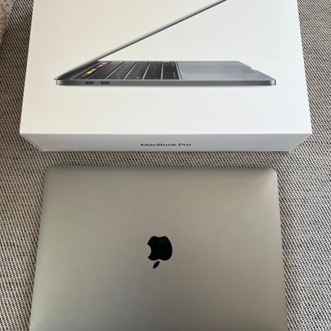 MacBook Pro 13” (2020) / 16 RAM + Apple Leather Sleeve