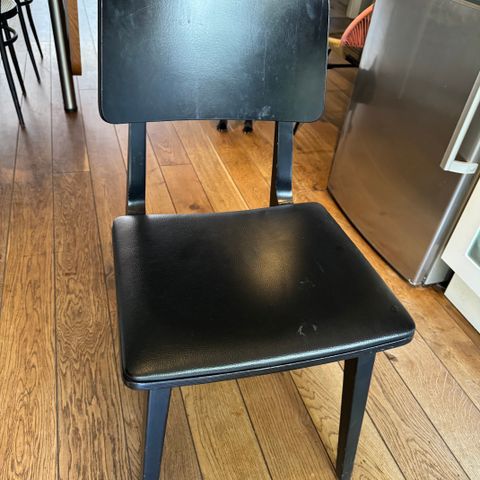 2 sorte stoler med skinnseter
