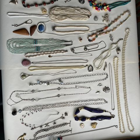 Smykker, anheng, nåler, brosjer, armbånd, ørepynt