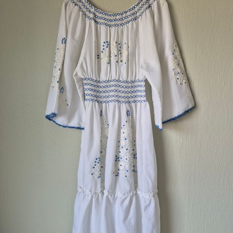 Hvit kjole med broderier av hvite og blå blomster - passer 38-42 / M-XL