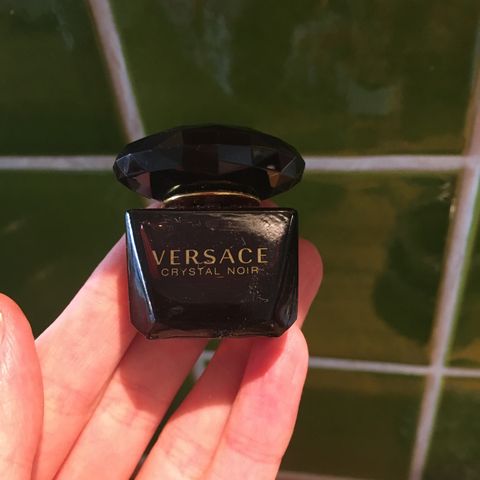 Reservert - Miniflaske versace crystal noir