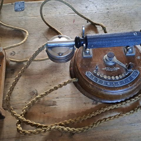 Gammelt telefonutstyr