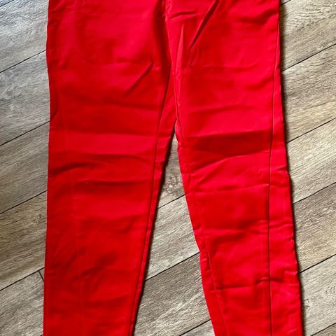 Bukse i herlig rød farge