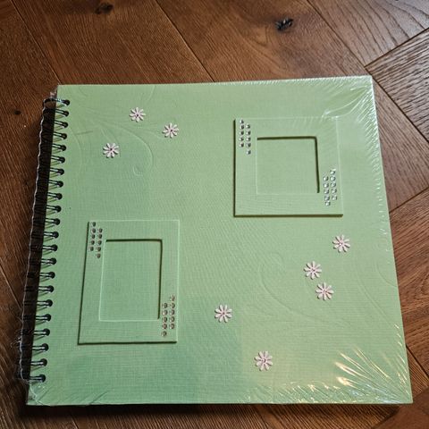 Grønt scrapbook album med fine detaljer