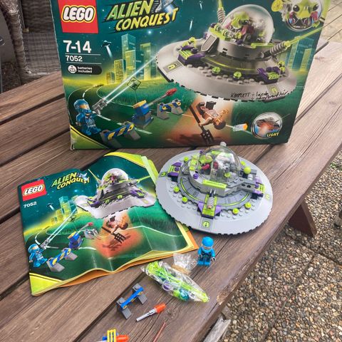 Lego Alien Conquest 7052