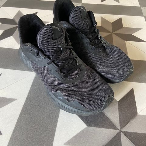 Puma trainers størrelse 45 gis bort