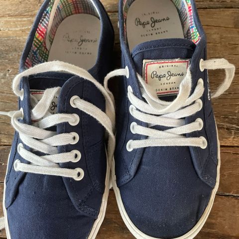 Pent brukte sneakers fra Pepe jeans