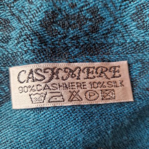 Skjerf cashmere 90% silke 10%.