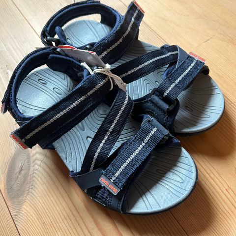 Ubrukte sandaler fra North peak selges kr. 100,-