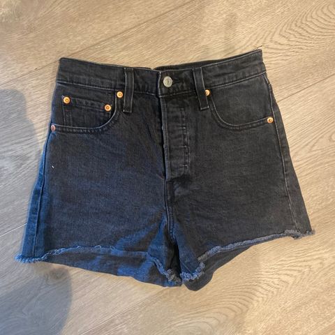 Levis ribcage shorts 25