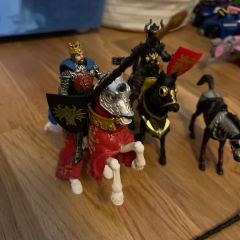 To riddere og 3 hester