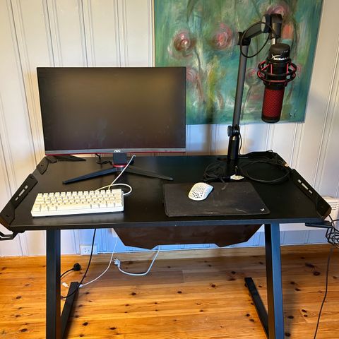 Oppsett for gaming, stol, bord, tastatur, mus, mikrofon og skjerm