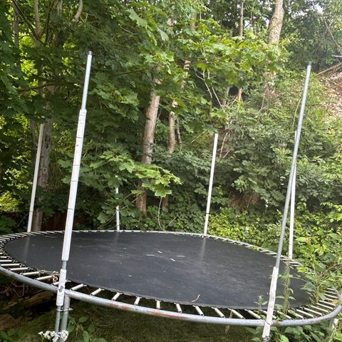 Stor trampoline gis bort