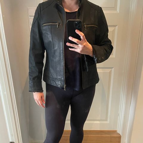 Skinnjakke i biker-stil