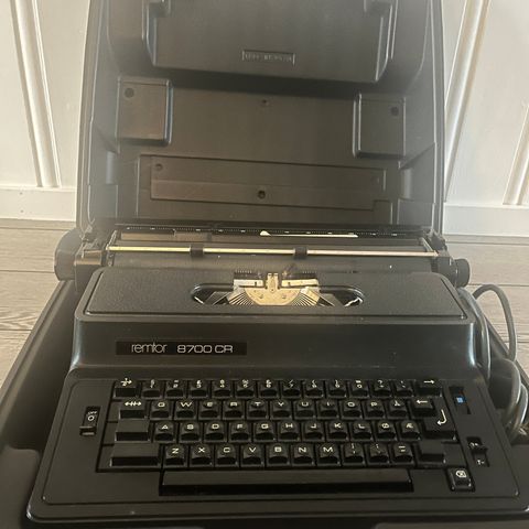 Old school Skrivemaskin trenger ny skrivemaskinbånd
