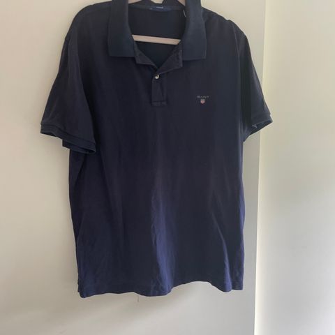 Pent brukt mørk blå Gant T-skjorte til salgs 2XL
