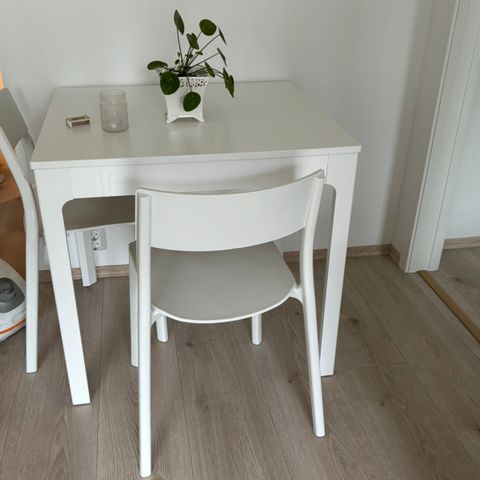 Pent og lite brukt kjøkkenbord med 4 stoler selges rimelig