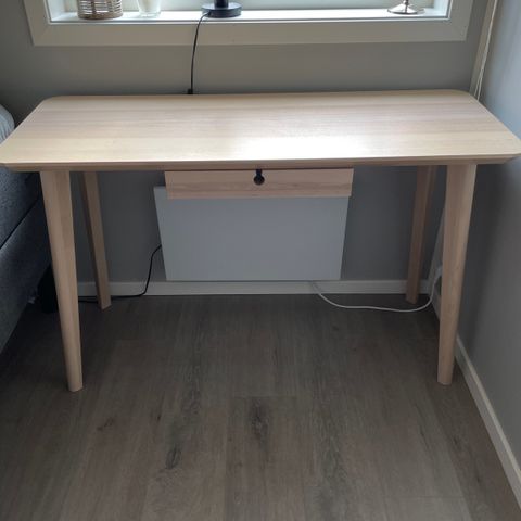 Lisabo skrivebord fra IKEA.