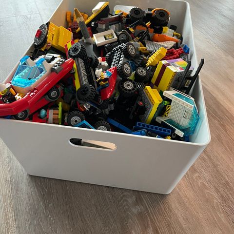 En stor kasse LEGO