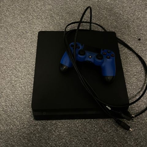PlayStation 4 Slim med kontroller selges