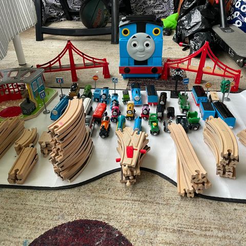 Thomas og vennene lokomotiv med byggesett og tilbehør