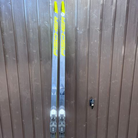 To par klassisk ski 177 cm selges samlet, konkurranseski og treningsski