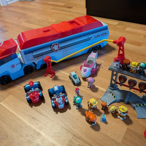 Paw patrol buss og diverse figurer/leker samlet