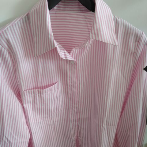 Ny bluse, str. M, rosa og hvitstripet, selges rimelig