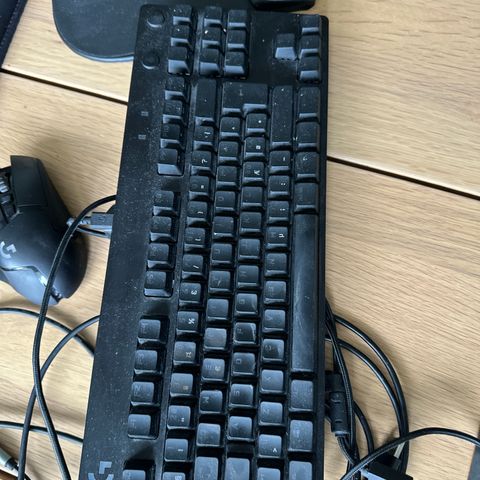 Gaming keyboard og trådløs mus
