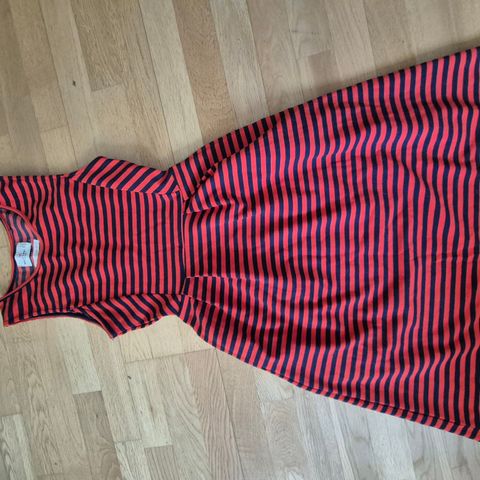 Pen rød og mørkeblå stripet kjole