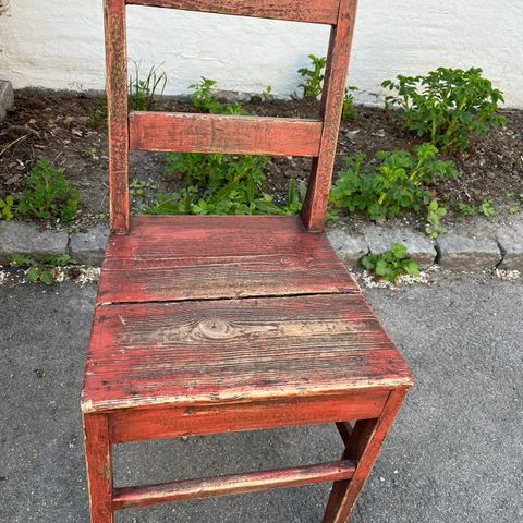 Flott rød gammel stol