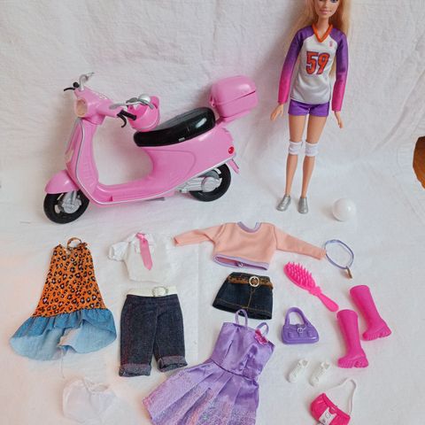 Barbie dukke med scooter og tilbehør