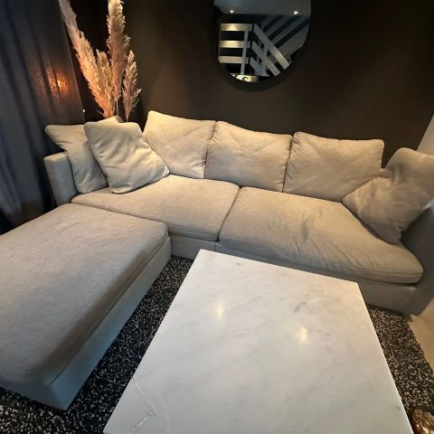 Lys grå sofa med puff