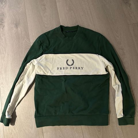 Fred Perry crewneck i størrelse S